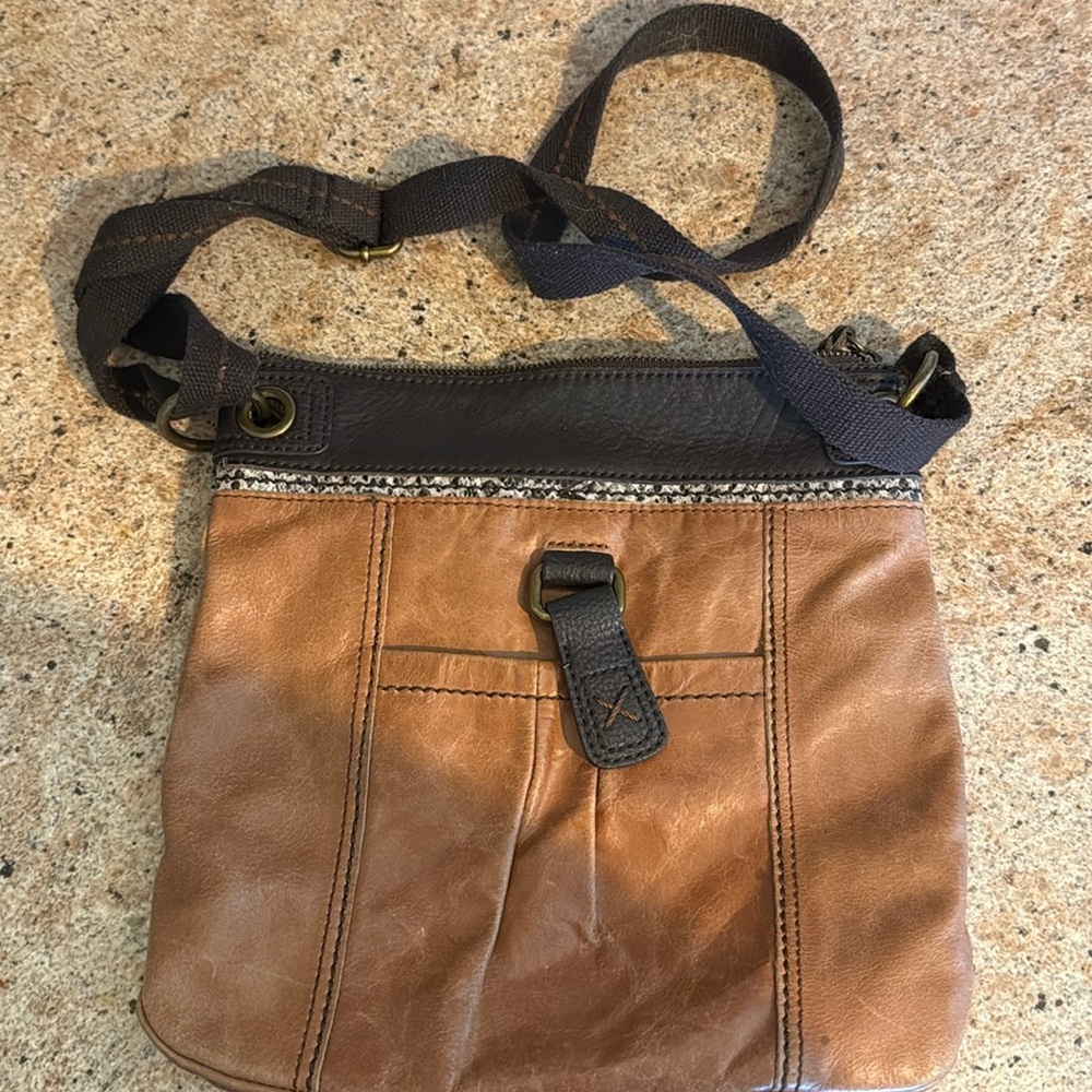 The Sak Leather Crossbody Bag Brown Tan 2 Tone Zip Close Adjustable Strap Travel